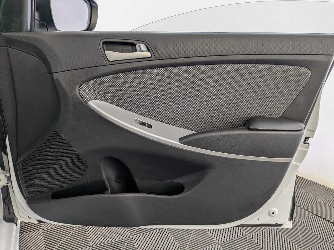 Hyundai Solaris б/у, 2013, Механическая. Фото: #18